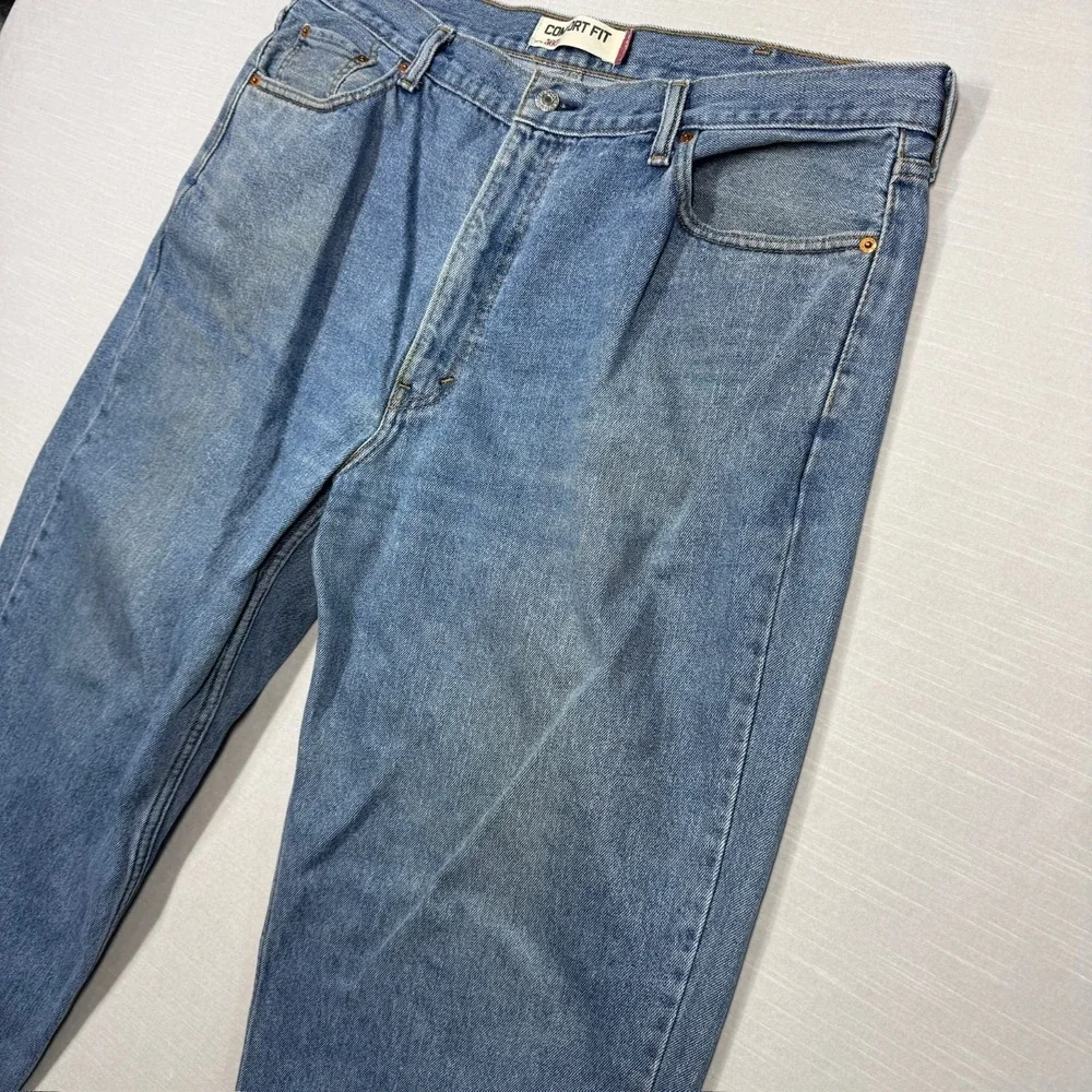 Levi's 560 Comfort Fit Jeans Mens 42x30 Blue Denim Light Wash Distressed Stained